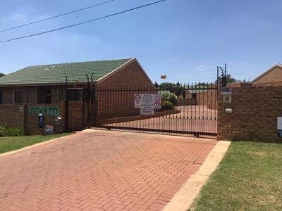 Townhouse For Rent in Garsfontein, Pretoria