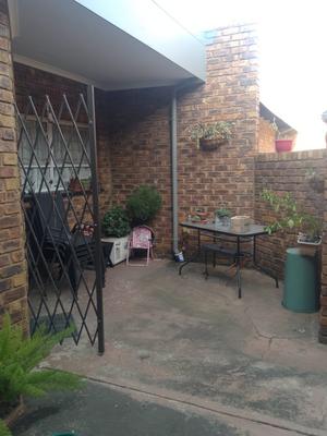 Townhouse For Rent in Petersfield, Springs