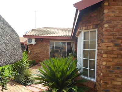 Townhouse For Sale in Vanderbijlpark SE 3, Vanderbijlpark