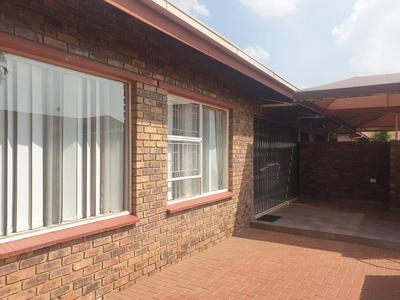 Townhouse For Sale in Flora Gardens, Vanderbijlpark