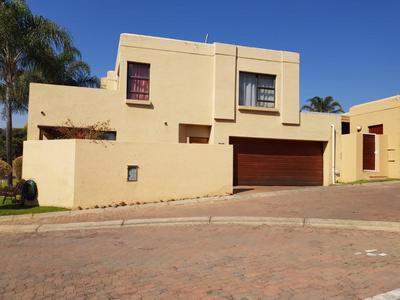 Townhouse For Sale in Lonehill, Sandton