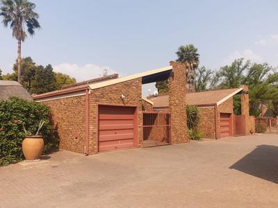 Townhouse For Sale in Vanderbijlpark CW 3, Vanderbijlpark
