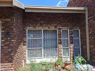 Townhouse For Sale in Flora Gardens, Vanderbijlpark