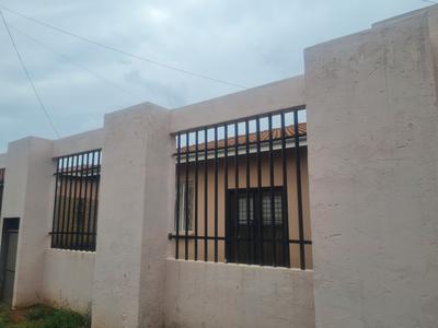 House For Sale in Roodepoort Central, Roodepoort